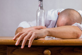 Фотография к новости: Россиянина выдворили из Казахстана за пристрастие к алкоголю