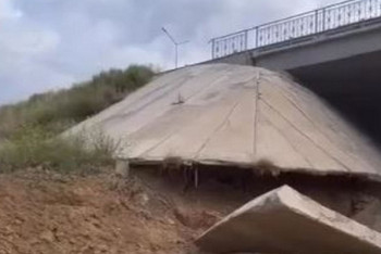 Фотография к новости: Под мостом на трассе из Актобе в Оренбург обвалились плиты