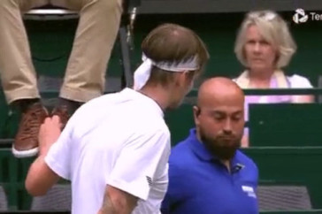 Фотография к новости: Лучший теннисист Казахстана снова попытался развязать шнурки судье