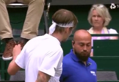 Фотография к новости: Лучший теннисист Казахстана снова попытался развязать шнурки судье