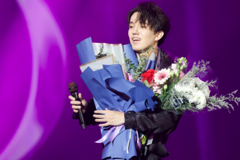 Фотография к новости: Если дал слово, сдержи его, как настоящий мужчина: Димаш дал первый концерт после смерти дедушки