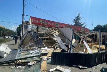 Фотография к новости: Летнее кафе с киосками сносят в Алматы