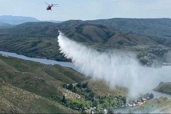 Пожар в Усть-Каменогорске: огонь тушат с помощью вертолёта