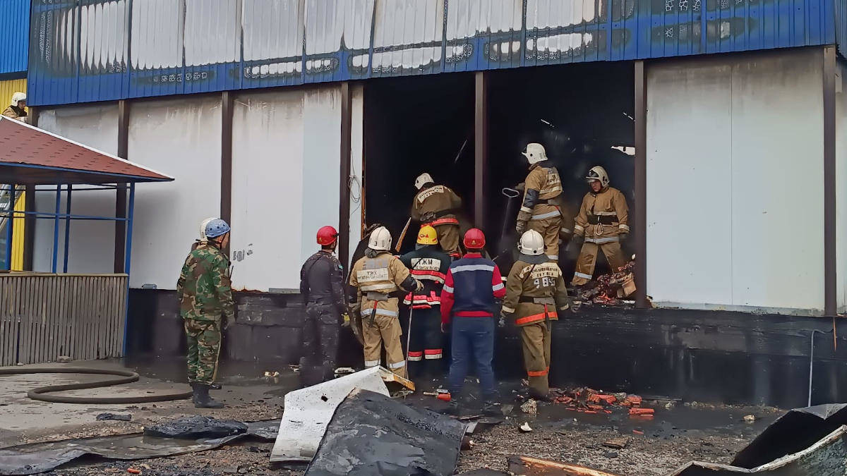 Крупный пожар произошёл на территории спецЦОНа в Усть-Каменогорске