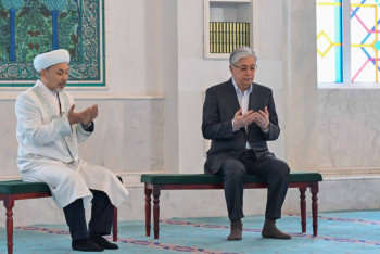 Фотография к новости: Токаев посетил мечеть Хазрет Султан