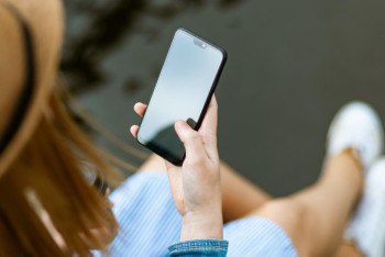 Фотография к новости: На фотографирующую всё подряд женщину обратили внимание полицейские в Павлодаре