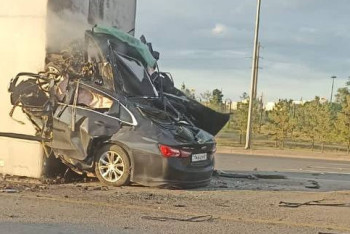 Фотография к новости: Полмашины всмятку: В Астане автомобиль врезался в столб LRT