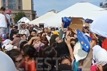 Фотография к новости: Давку за подарки на Курбан айт устроили женщины в Атырау