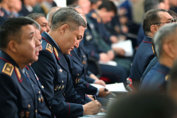 Фотография к новости: Президент поручил пресекать неподчинение сотрудникам полиции - люди должны уважать их