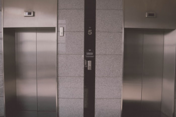 Фотография к новости: Дети кулаками сломали лифт в многоэтажке Актау и вызвали гнев соседей