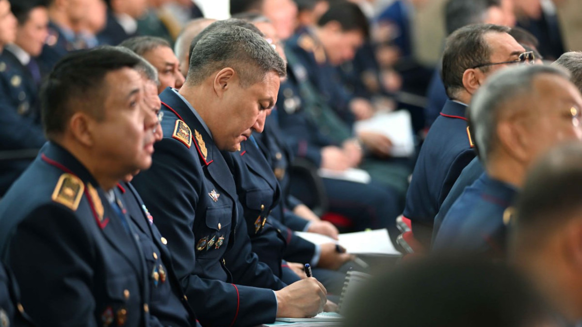 Президент поручил пресекать неподчинение сотрудникам полиции - люди должны уважать их