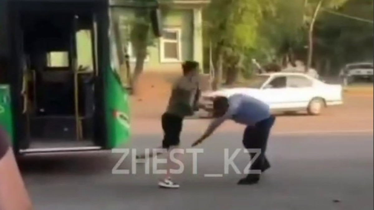 Жесткая драка водителя автобуса и пассажира в Алматы попала на видео
