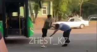 Жесткая драка водителя автобуса и пассажира в Алматы попала на видео