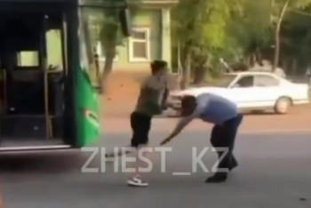 Фотография к новости: Жесткая драка водителя автобуса и пассажира в Алматы попала на видео