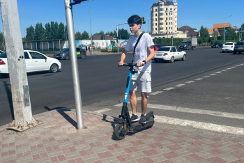 Фотография к новости: "Эти тротуары созданы для полёта, не для езды" - астанчане жалуются на высокие бордюры
