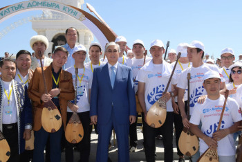 Фотография к новости: Токаев поздравил казахстанцев с Национальным днём домбры