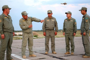 Фотография к новости: Президент наградил военнослужащих, тушивших пожар в области Абай