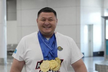 Фотография к новости: Казахстанец стал восьмикратным чемпионом Азиатско-Тихоокеанско-Африканского региона по пауэрлифтингу