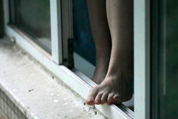 Загадочная смерть: 48-летняя женщина выпала из окна многоэтажки в Актау