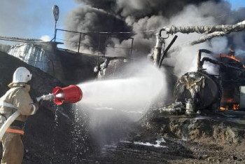 Фотография к новости: В Абайской области загорелись 10 тонн битума