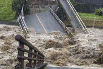 Фотография к новости: 37-метровый мост рухнул в Японии