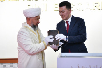 Фотография к новости: Коран Кенесары хана передали Духовному управлению мусульман Казахстана