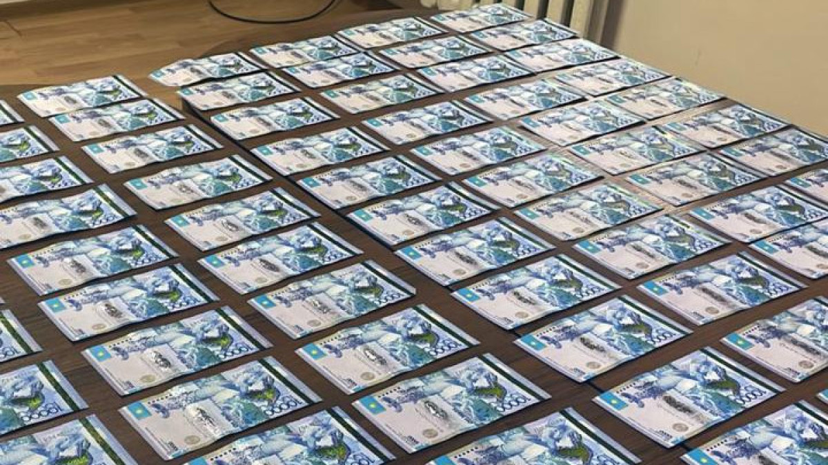 Фальшивые деньги: как отличить подделки, рассказали в АФМ