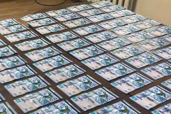 Фотография к новости: Фальшивые деньги: как отличить подделки, рассказали в АФМ