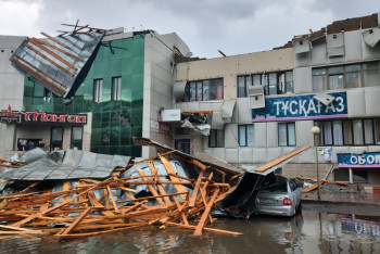 Фотография к новости: Кровля торгового дома в Павлодаре обрушилась на припаркованные рядом автомобили