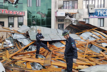 Провалившиеся машины и отключения света: в Павлодаре ликвидируют последствия шторма