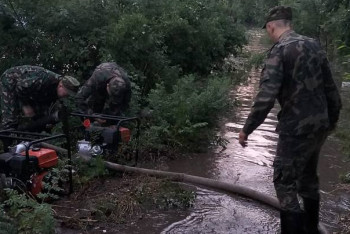 Фотография к новости: Более шести тысяч кубометров воды откачали за ночь с подтопленной улицы Павлодара