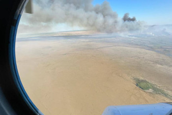 Фотография к новости: Вертолёт из Кызылорды привлекли для тушения камыша на побережье Каспийского моря