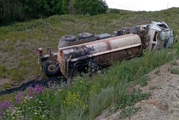 Фотография к новости: 20 тонн серной кислоты вылилось при опрокидывании грузовика в ВКО