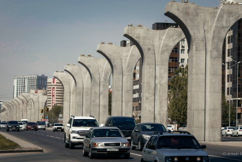 Фотография к новости: Из-за строительства LRT до 15 августа возле Дома министерств перекрыли участок дороги