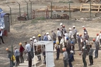 Три-четыре: видео с атыраускими строителями на зарядке покорило Тик-Ток