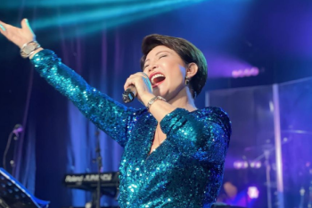 Фотография к новости: Розе Рымбаевой неожиданно подарили автомобиль