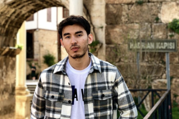 "Языки выбираю душой". 24-летний алматинец выучил 8 языков