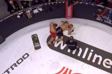 Фотография к новости: Россиянин отправил казахстанца в страшный нокаут коленом