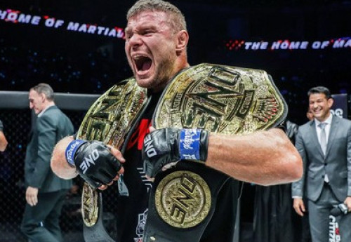 Фотография к новости: Российский чемпион внезапно набросился на бойца после брошенного ему вызова