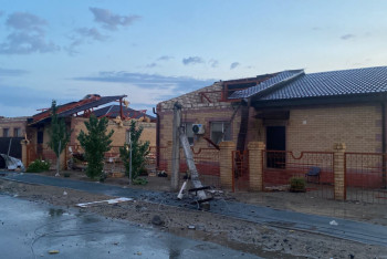 Фотография к новости: Из-за сильного ветра и дождя в Атырау снесло крыши домов