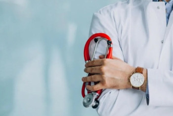 Фотография к новости: Казахстанским медикам с 1 сентября повысят зарплату: кто будет получать больше