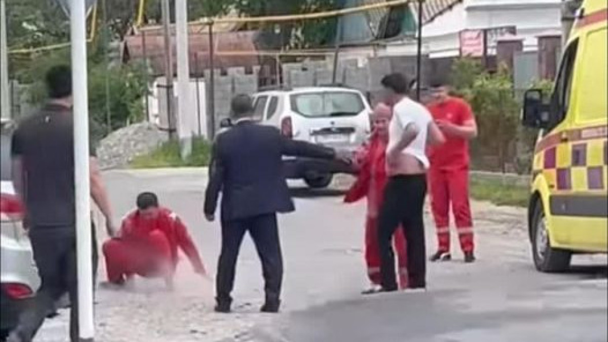 Нападение на водителя "скорой" попало на видео в Туркестанской области