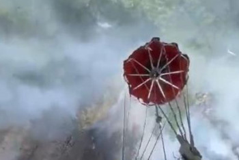 Фотография к новости: Пожар тушат на отвесных скалах в ВКО