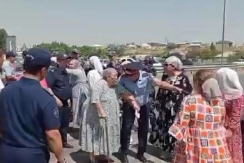 Фотография к новости: В Туркестанской области женщины перекрыли дорогу и требовали выдать им убийцу 5-летней девочки