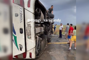 Фотография к новости: Автобус с пассажирами перевернулся в Карагандинской области