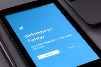 Фотография к новости: Илон Маск хочет заменить на Х птицу с логотипа Twitter