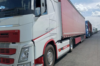 Фотография к новости: Многокилометровая очередь из грузовиков с арбузами образовалась на границе Казахстана с Россией