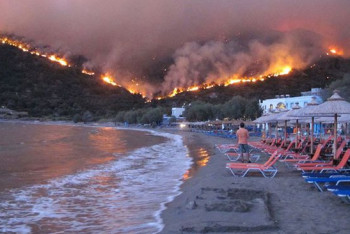 Фотография к новости: В Греции горят курортные острова, власти эвакуируют туристов и жителей