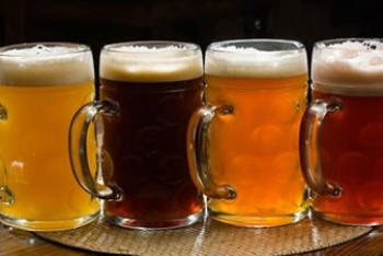 Фотография к новости: Актюбинец разбил бокал о голову девушки-бармена