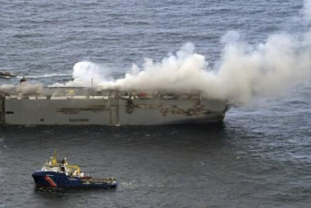 Фотография к новости: Судно с 3000 автомобилями Mercedes в Северном море тонет из-за пожара